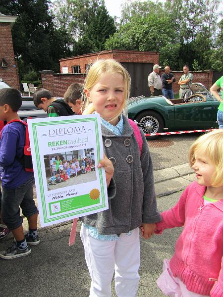 IMG_1255.jpg - Een jaarlijks terugkerende speciale prijsuitreiking aan kinderen met leermoeilijkheden tss 6 en 12 jaar, dit jaar worden ze voor hun inzet om het Diploma REKENtaalbad te behalen beloond met een rondrit in oldtimers door onze leden van  MG CLUB LIMBURG.