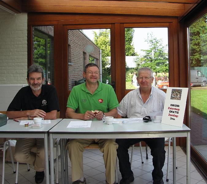 Inschrijvingen.JPG - De organisators aan de inschrijvingstafel